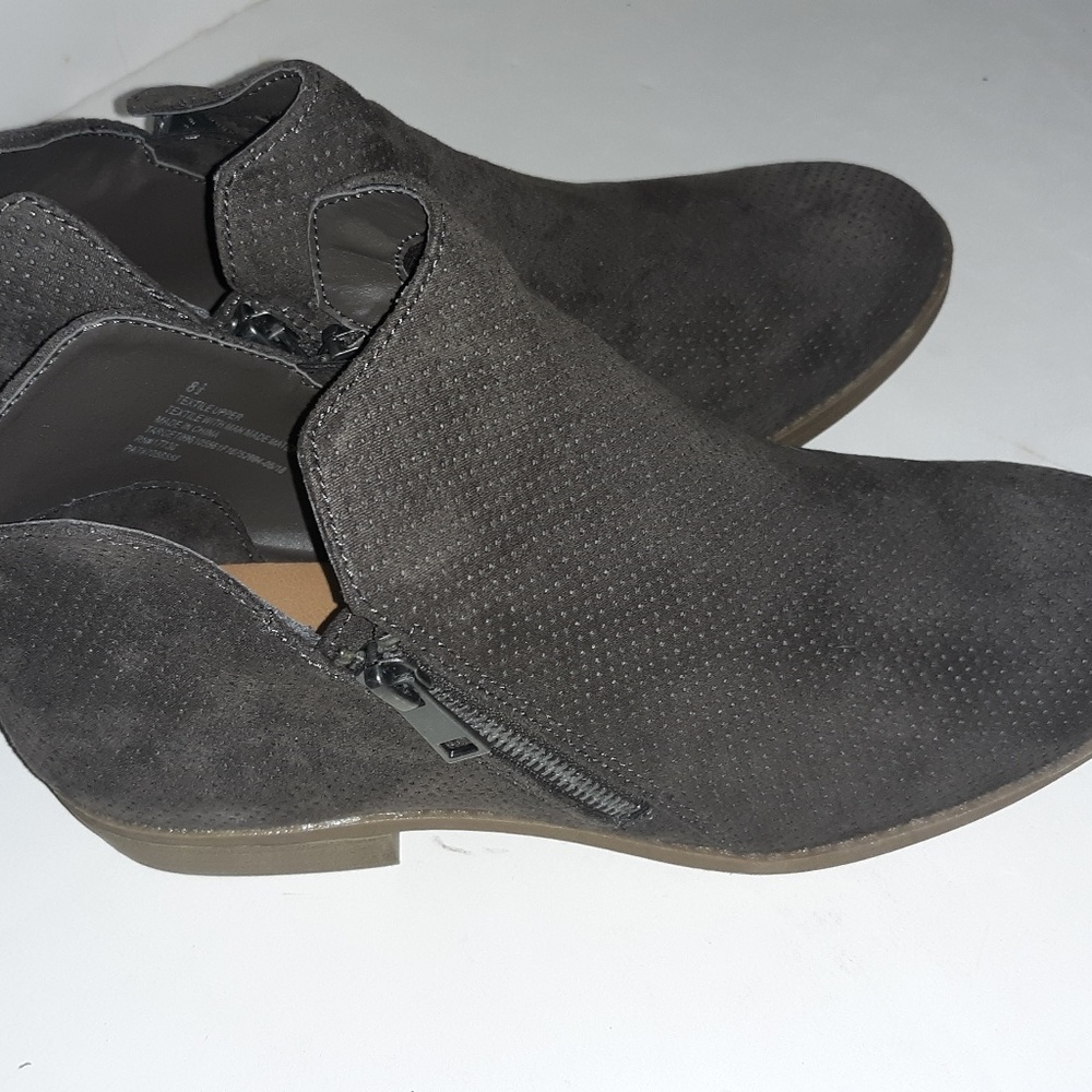 Universal threads women's boots